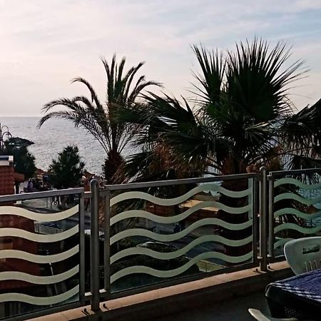 ジョヴィナッツォCasa Flora A Due Passi Dal Mareアパートメント エクステリア 写真